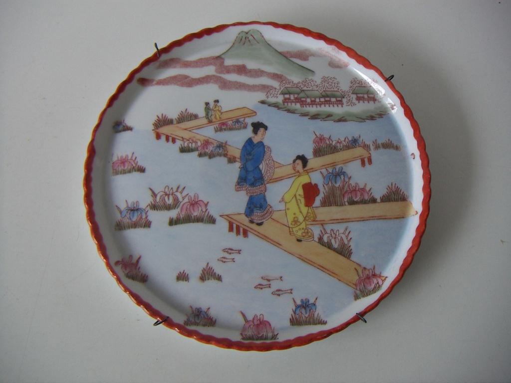 Porselein keramiek bord jr.ca.1900. Vrouwen bij de vijvers., Ophalen of Verzenden