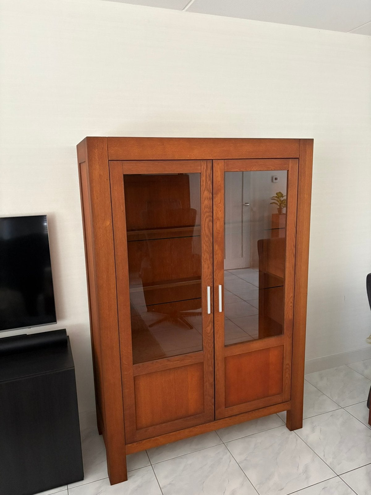 Vitrinekast, Huis en Inrichting, Ophalen, Met deur(en), 100 tot 150 cm, Zo goed als nieuw
