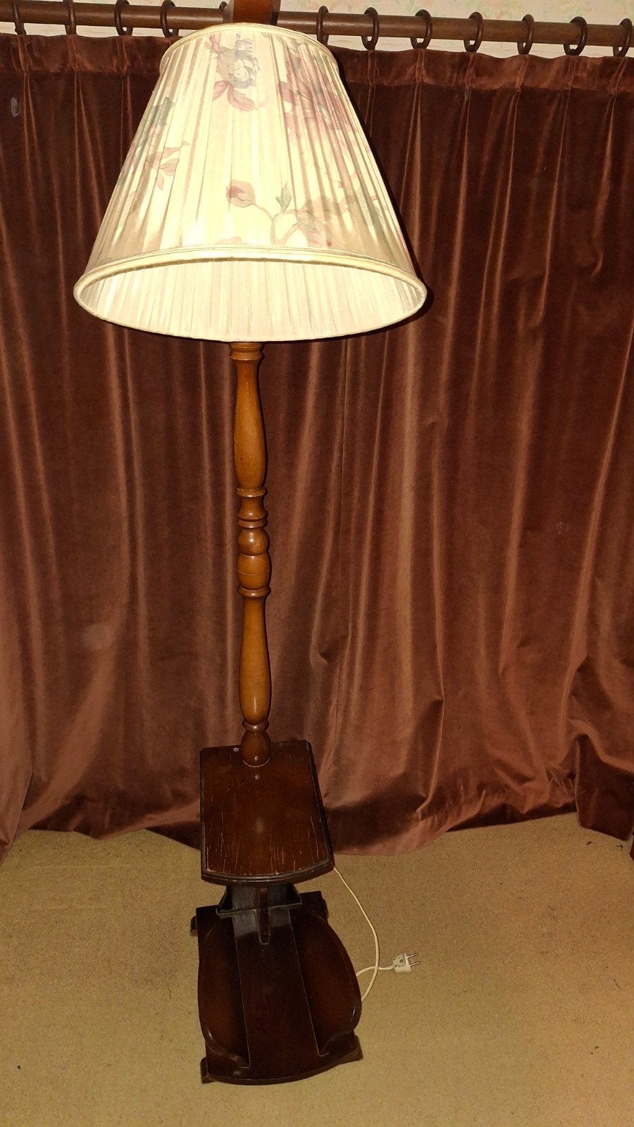 Vintage staande houten lamp met lektuurbak, Ophalen, Gebruikt, E27 (groot), Textiel