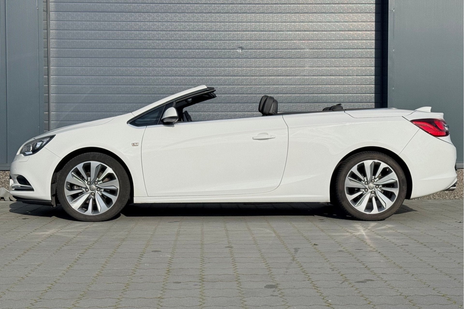 Opel Cascada 1.6 Turbo 200pk Innovation XENON LEER 76412KM!, Voorwielaandrijving, Dealer onderhouden, 15 km/l, Gebruikt