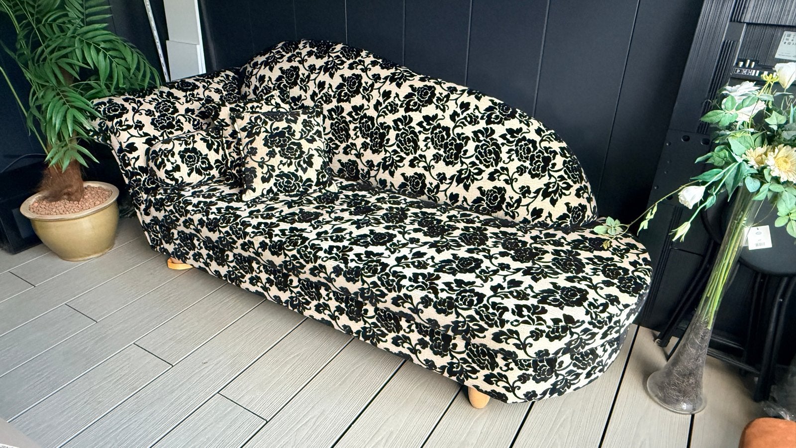 Mooie zwarte gebloemde stoffen sofa met kussens, Huis en Inrichting, Driepersoons, 75 tot 100 cm, Ophalen of Verzenden, Zo goed als nieuw