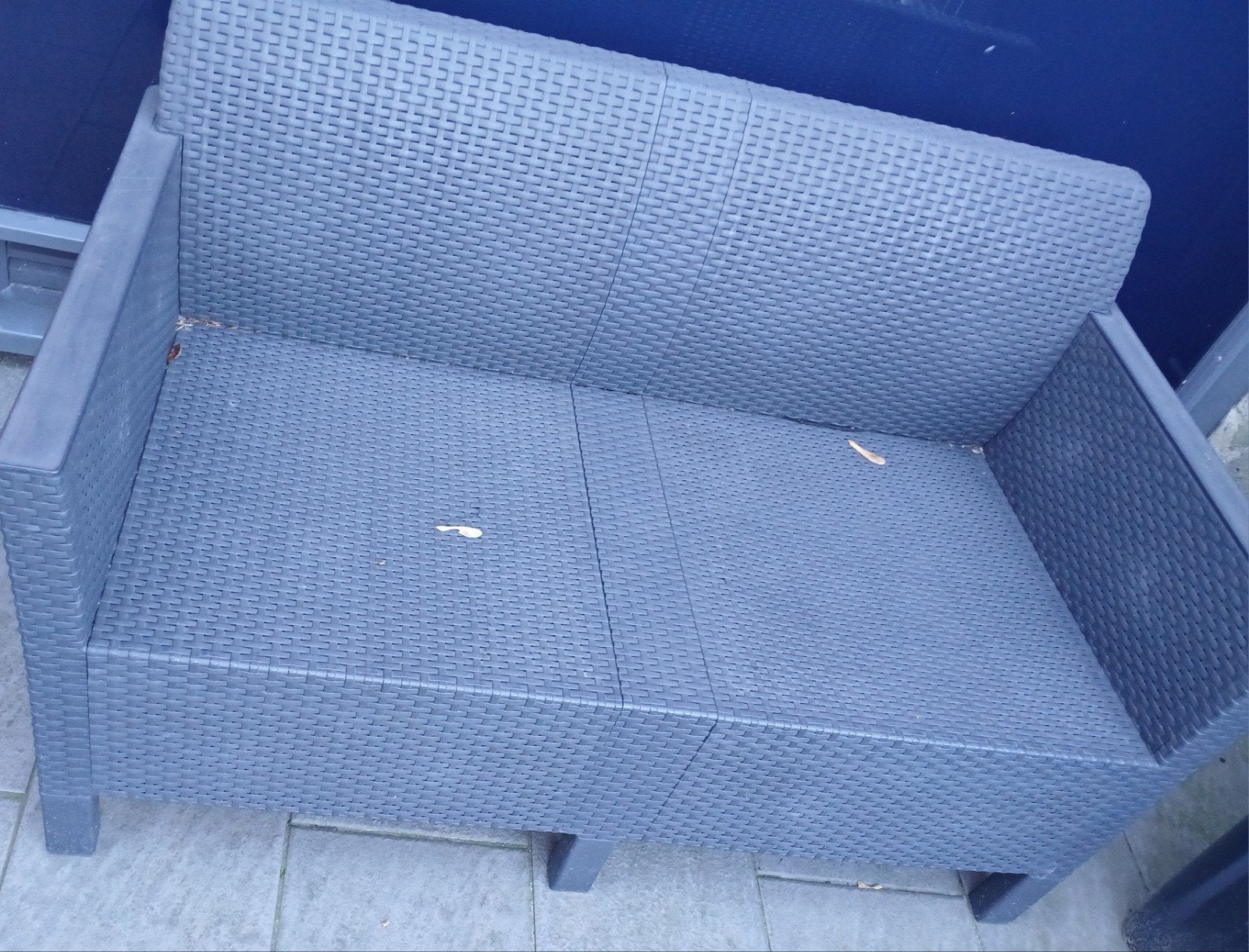 Grijs tuinbankje - mist 1 plaat achterkant, Ophalen, Gebruikt, Kunststof