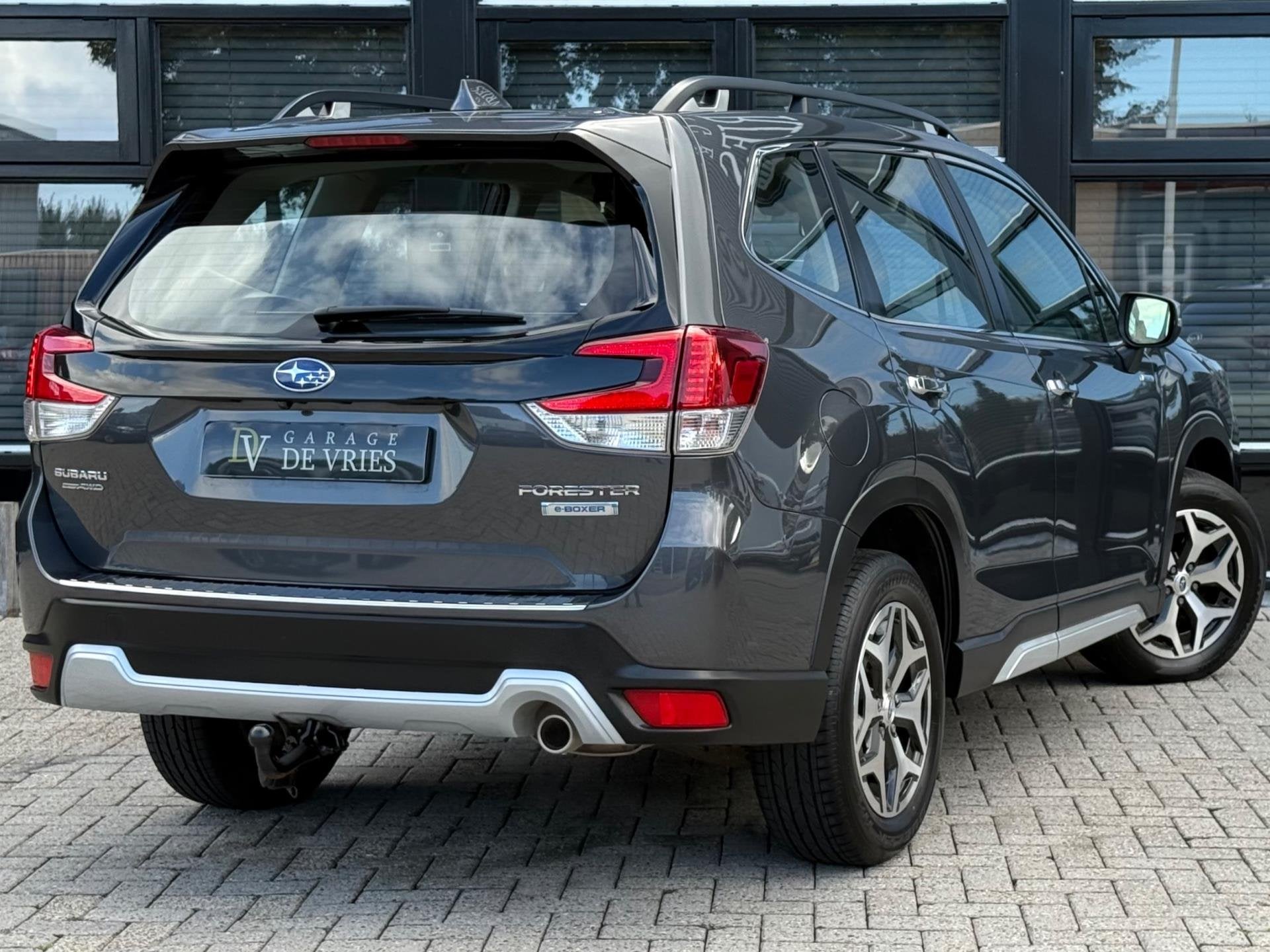 Subaru Forester 2.0i e-BOXER Premium Aut ACC 1900KG Trekgewi, Auto's, Automaat, Dealer onderhouden, Zwart, 4 cilinders