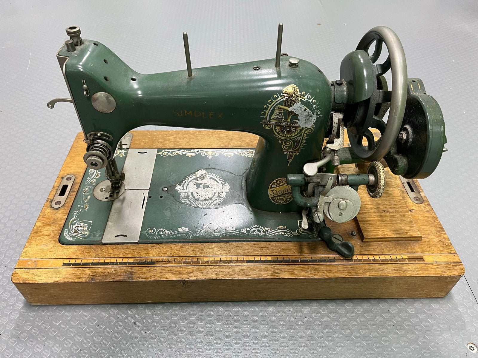 Vintage Simplex Naaimachine met Houten Kap, Ophalen