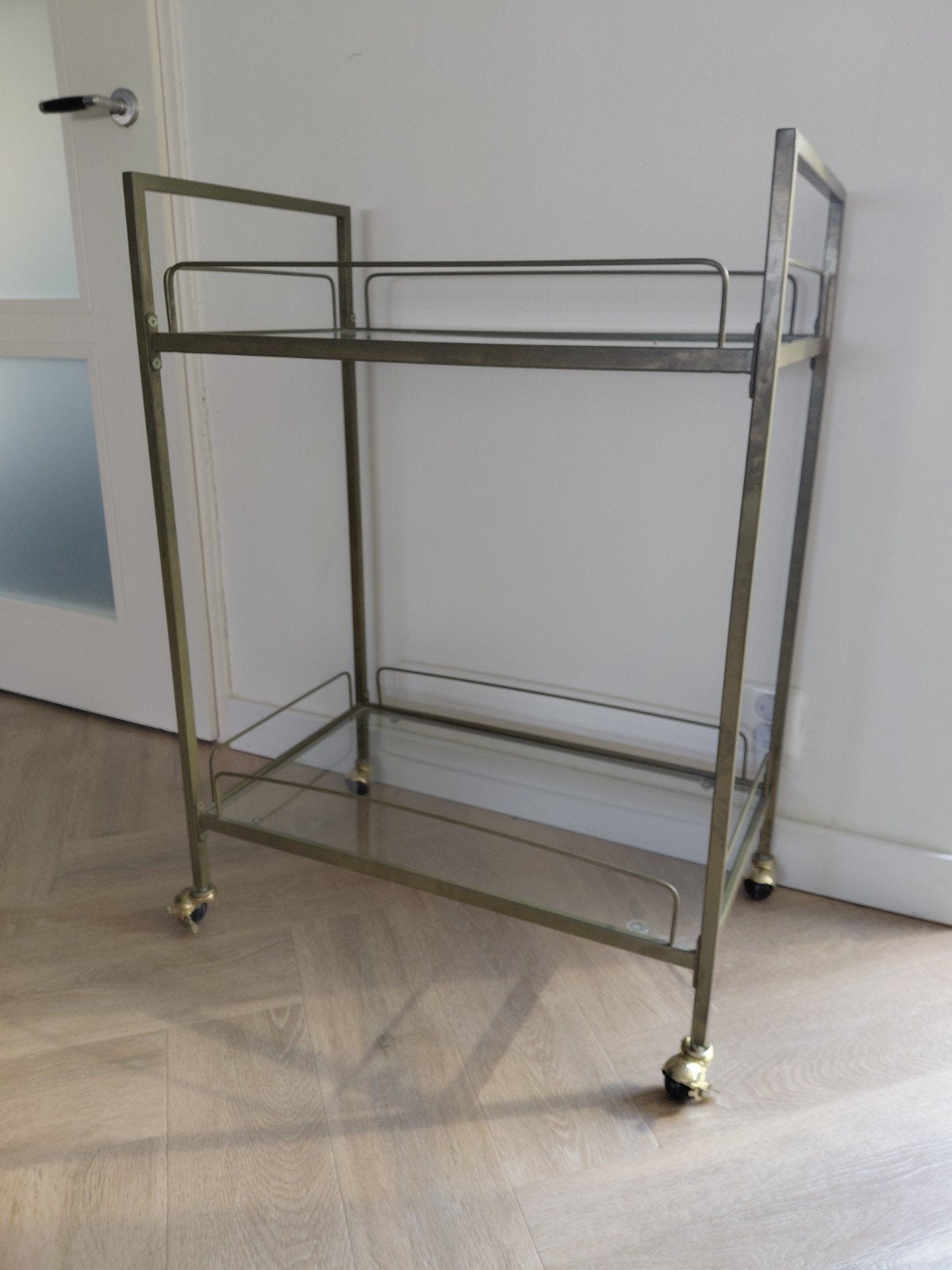 Presenteerwagen / Serveerwagen met 2 glazen etages, Ophalen of Verzenden, Zo goed als nieuw, Goud, Metaal