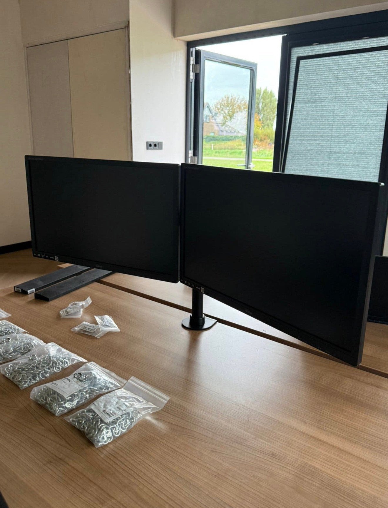 nette set van 4 monitoren met 2 verstelbare dubbele armen, Computers en Software, Ophalen, HDMI, IPS, 101 t/m 150 Hz