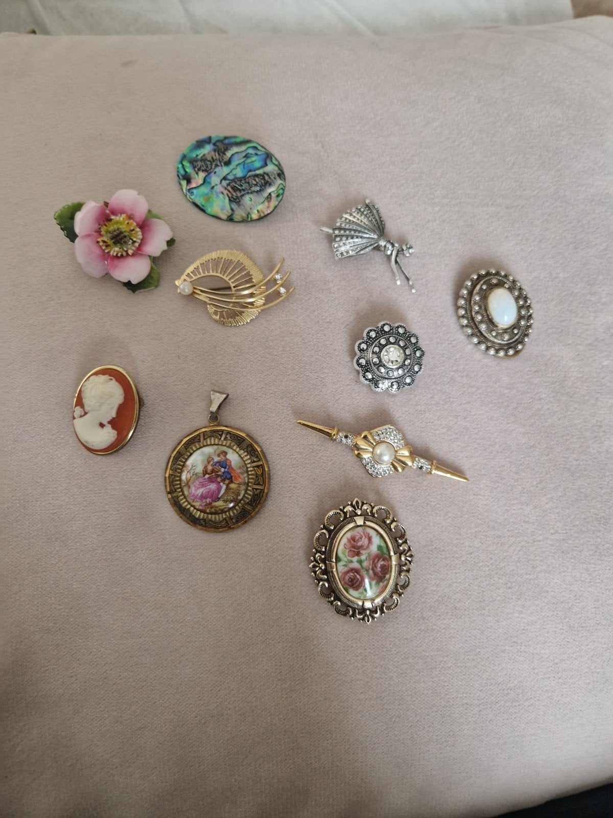 Diverse broches en sjaalklemmen, Overige materialen, Gebruikt, Overige kleuren, Met parel