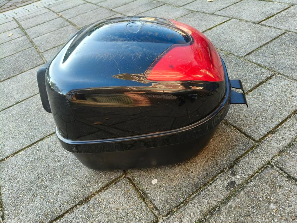 Zwarte scooter topkoffer met rode reflector, Ophalen, Gebruikt, Overige typen, Overige merken
