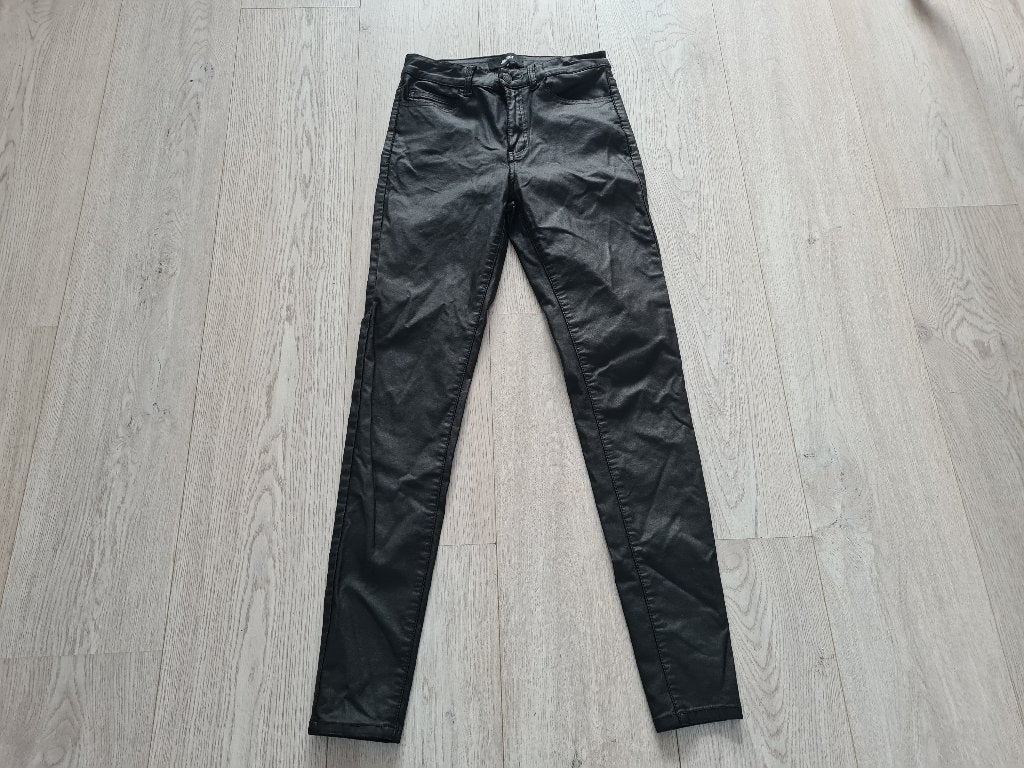 Sexy glanzende zwarte broek maat 38, Maat 38/40 (M), Zwart, Ophalen of Verzenden, Zo goed als nieuw