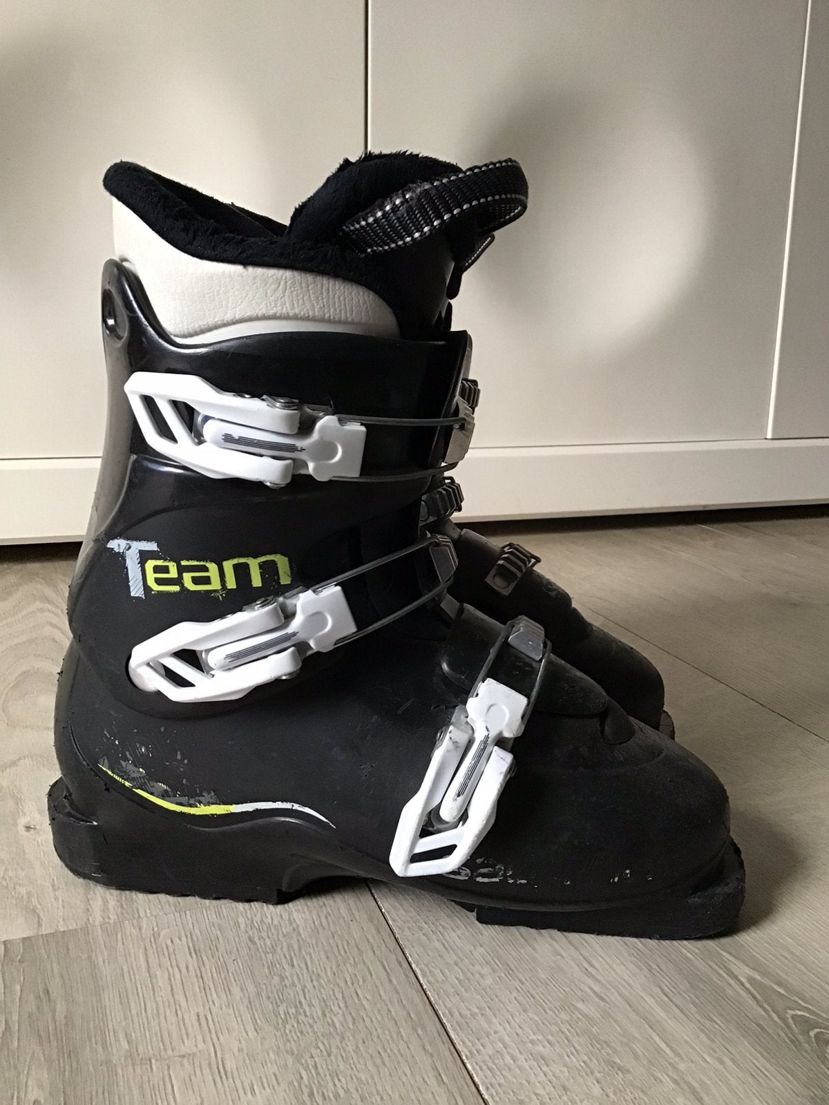 Salomon team kinderskischoenen maat 38 Mondopoint 24,5 248mm, Salomon team kinderskischoenen maat 38 Mondopoint 24,5 248 mm zoollengte. € 35,- vaste prijs.