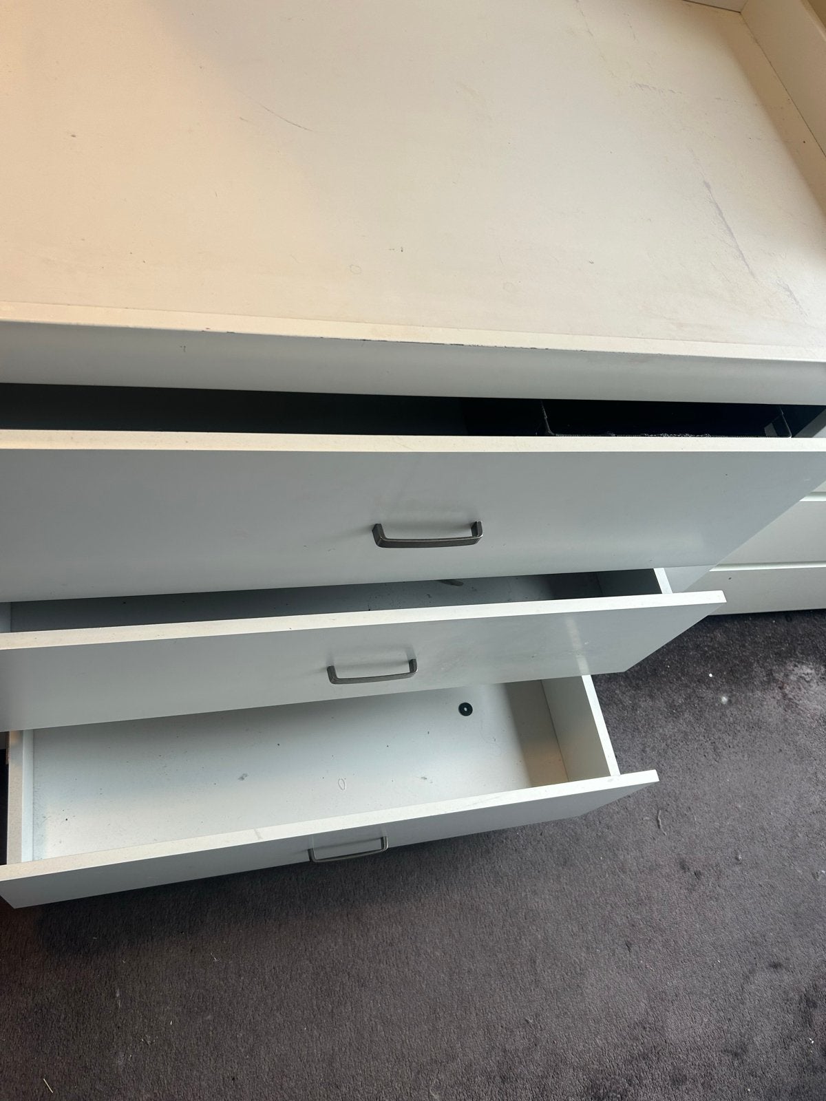Witte commode met 3 lades en opstaande rand, Kinderen en Baby's, Kinderkamer | Commodes en Kasten, Ophalen, Gebruikt, 50 tot 70 cm