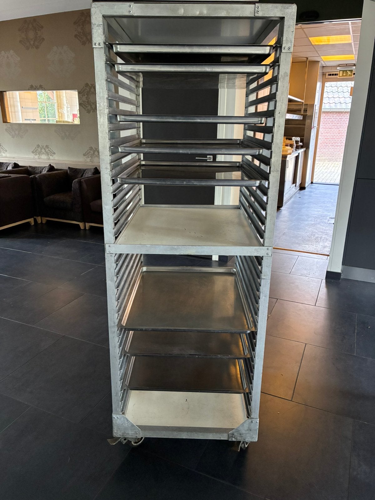 Bakkersrek op wielen, Ophalen, Gebruikt