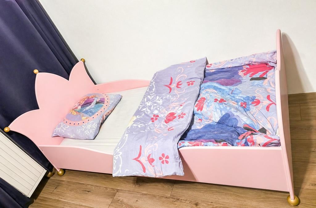 Houten roze prinsessen eenpersoonsbed met kroonhoofdeinde, Kinderen en Baby's, Kinderkamer | Bedden, 70 tot 85 cm, Zo goed als nieuw