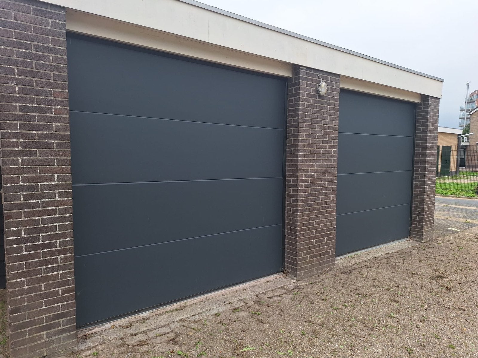 Uit voorraad leverbaar NIEUWE Garagedeuren, Garagedeur ISO40, Doe-het-zelf en Verbouw, Ophalen of Verzenden, 120 cm of meer, 215 cm of meer
