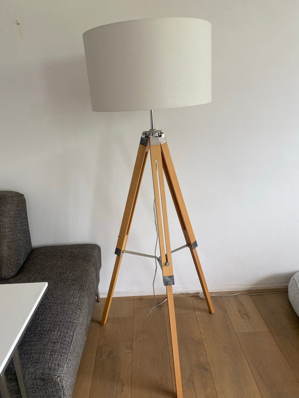 Stijlvolle vloerlamp met houten driepoot en witte kap, Gebruikt, 150 tot 200 cm, Hout, E27 (groot)