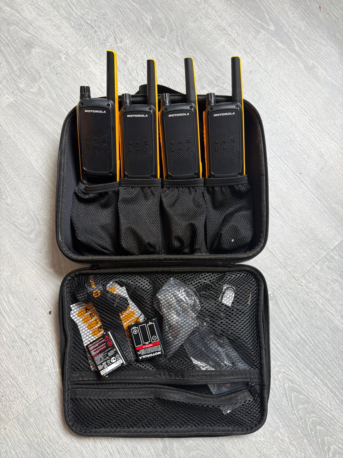 Motorola Walkie Talkie Set - 4 Stuks met Accessoires, Ophalen of Verzenden, Zo goed als nieuw, 5 tot 15 km, Portofoon of Walkie-talkie