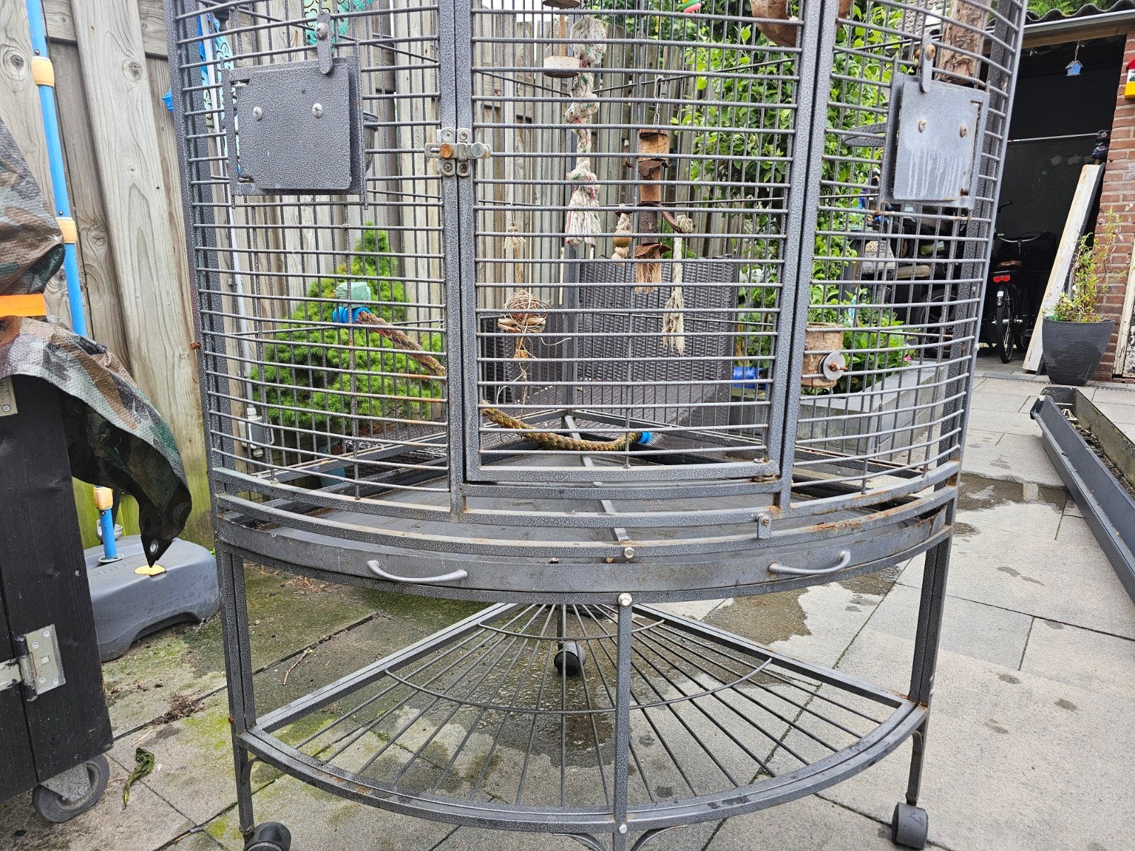 Vogel/papegaaienkooi (hoek), Dieren en Toebehoren, Vogels | Hokken en Kooien, Ophalen, Gebruikt, Metaal, Vogelkooi