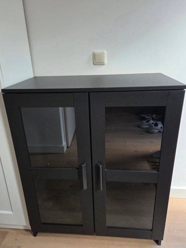 IKEA vitrinekast zwart met glazen deuren, Ophalen, 50 tot 100 cm, Minder dan 100 cm, Modern