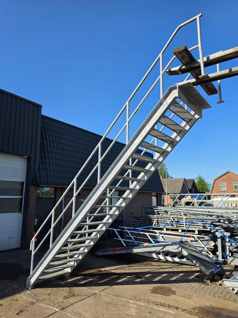 Stalen trap gegalv hoog 3,95mtr nor081, Ophalen, 2 tot 4 meter