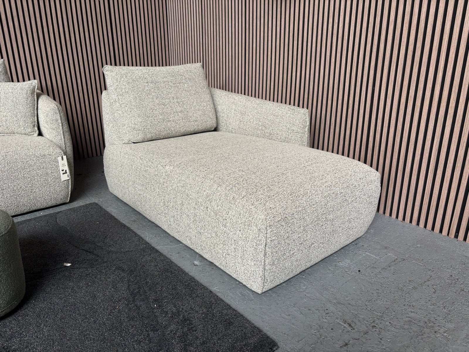 Foto 2 van GRATIS LEVERING Montel Icon Set Banken + Poef SHOWROOMMODEL