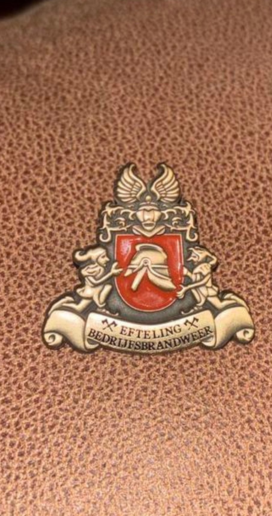 Efteling pin bedrijfsbrandweer, Verzamelen, Efteling, Ophalen of Verzenden, Button of Speldje