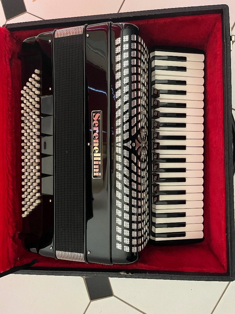 Serenellini 120 bas Accordeon, Muziek en Instrumenten, Accordeons, Toetsaccordeon, Zo goed als nieuw, Met koffer, 120-bas