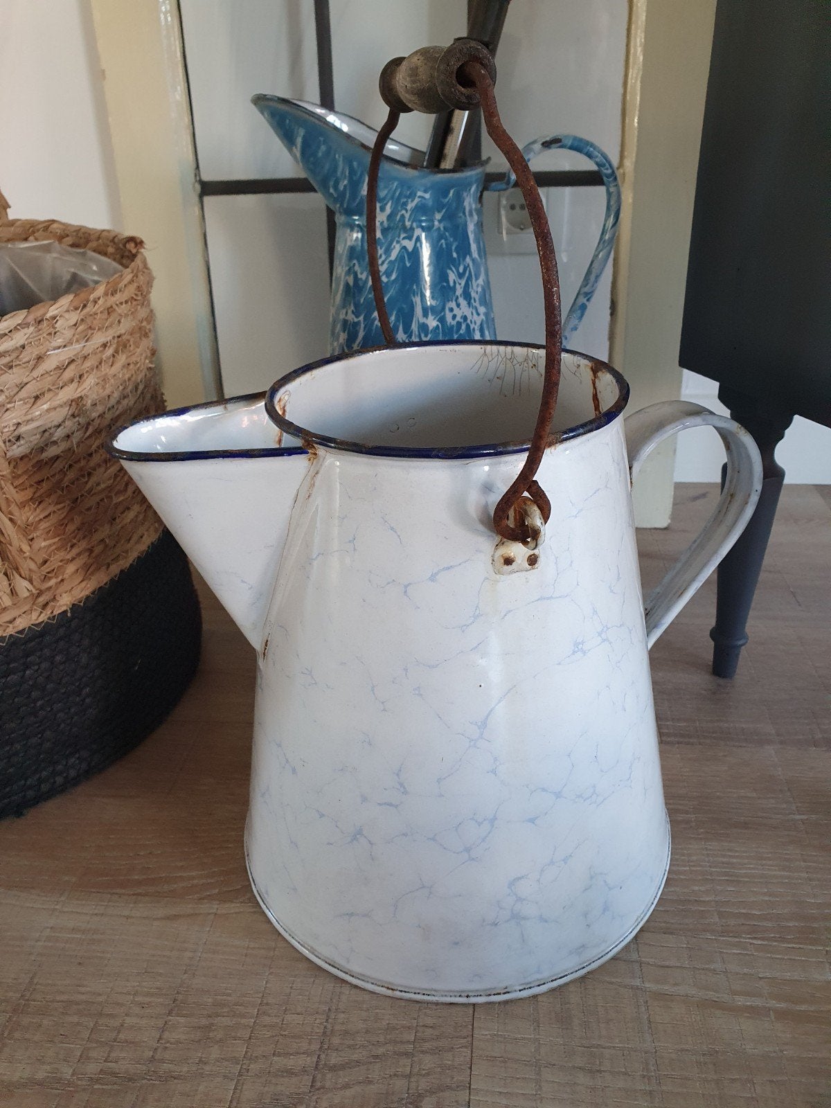 Zeer grote antieke Wit / blauw gemêleerde schenkkan €35, Antiek en Kunst, Antiek | Emaille, Ophalen of Verzenden