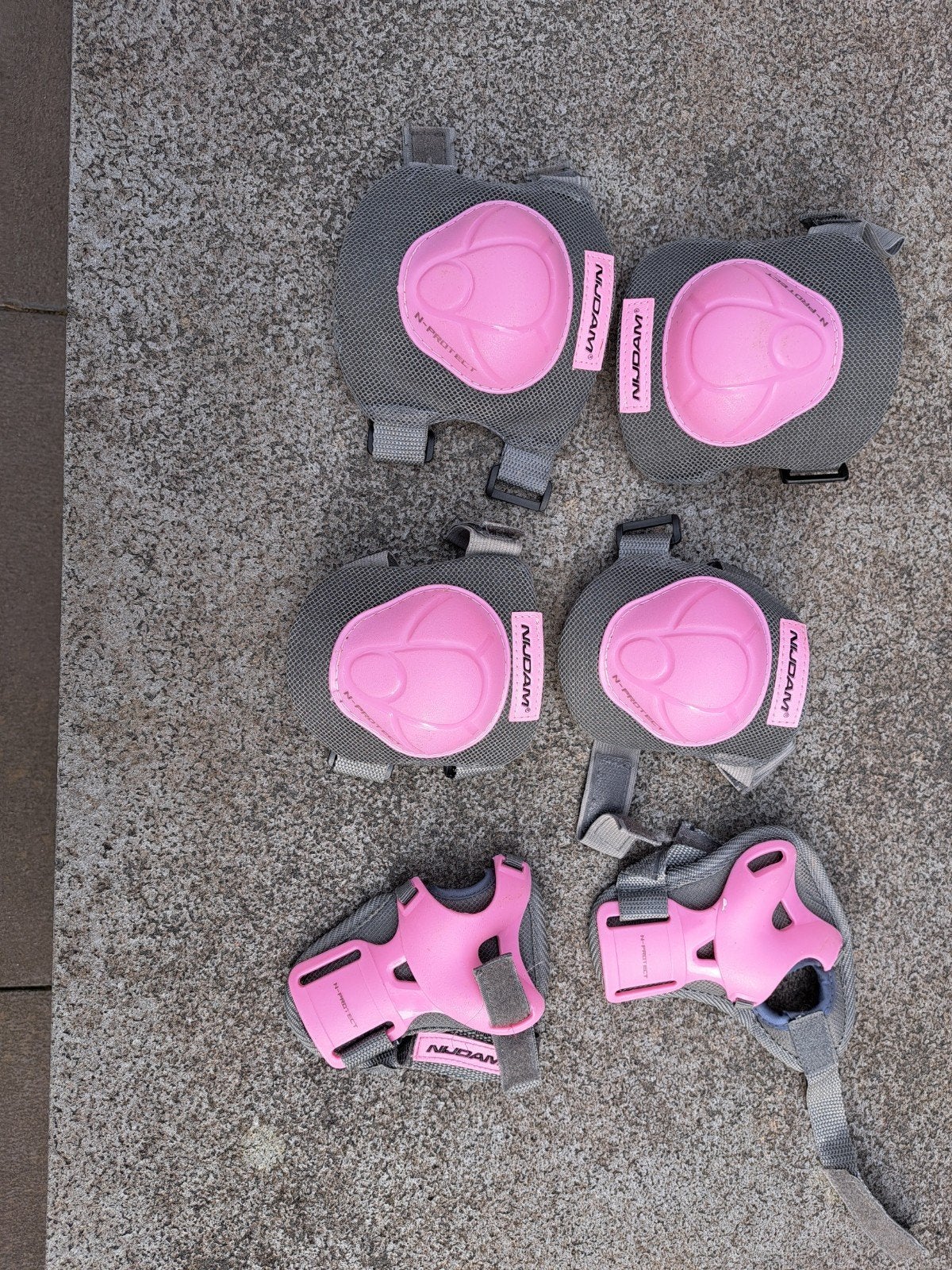 Nieuwstaat roze beschermset voor kinderen - Nijdam, Overige merken, Kinderen, Ophalen of Verzenden, Zo goed als nieuw
