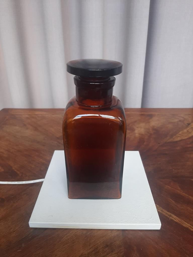 Vierkante apothekersfles van bruin (amberkleurig) glas., Ophalen