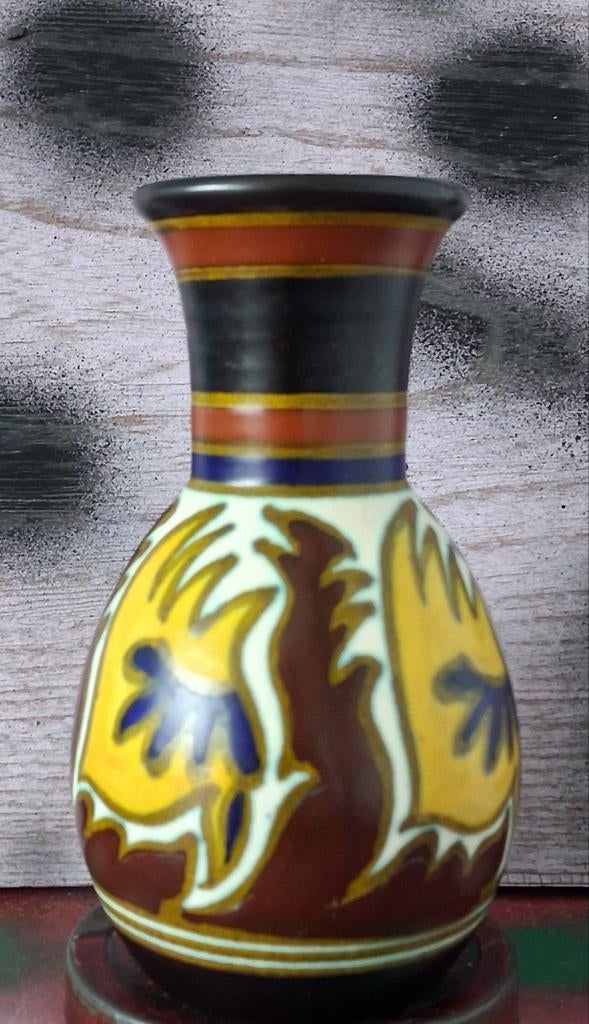 Vaas. GOUDA. Plateelbakkerij.  1928.  14 cm. * Zie tekst., Ophalen