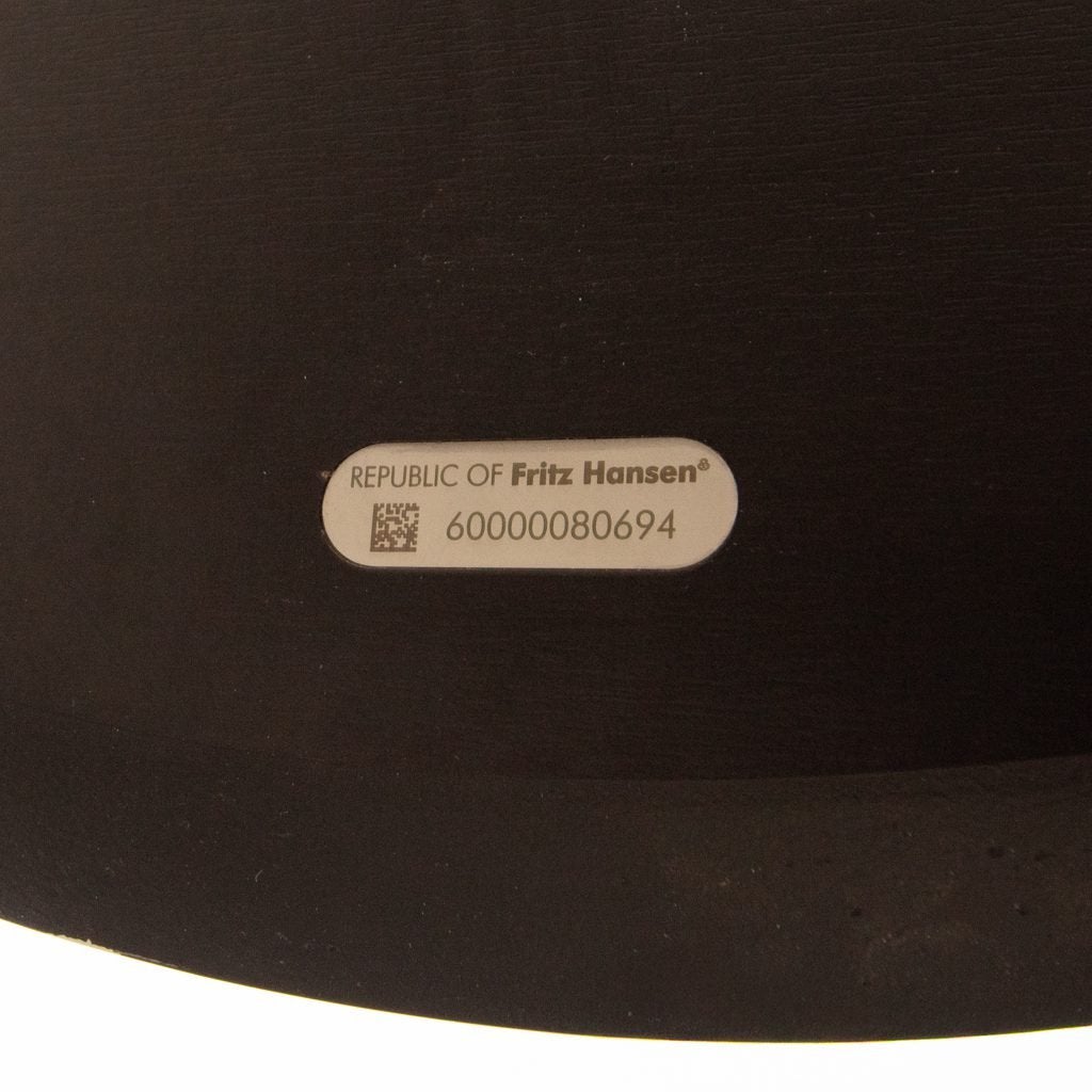 Fritz Hansen A222 Tafel Rond Zwart Ø75 cm - Aluminium, Huis en Inrichting, Tafels | Eettafels, Niet ingevuld, Zo goed als nieuw