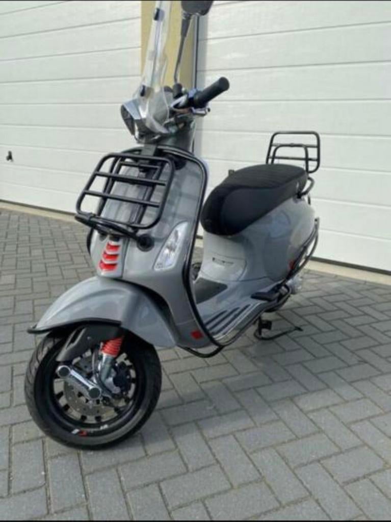 Stijlvolle Vespa Scooter -Grijs,Zo goed als nieuw met2200 KM, Ophalen, Overige modellen, Zo goed als nieuw, Benzine