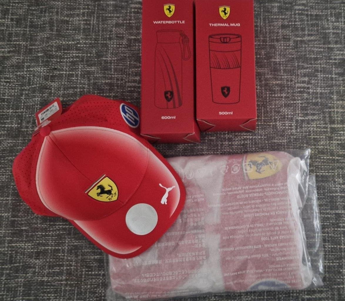 Ferrari 2026 set met diverse items o.a. Cap, Polo etc. NIEUW, Verzamelen, Ophalen of Verzenden, Nieuw, Formule 1