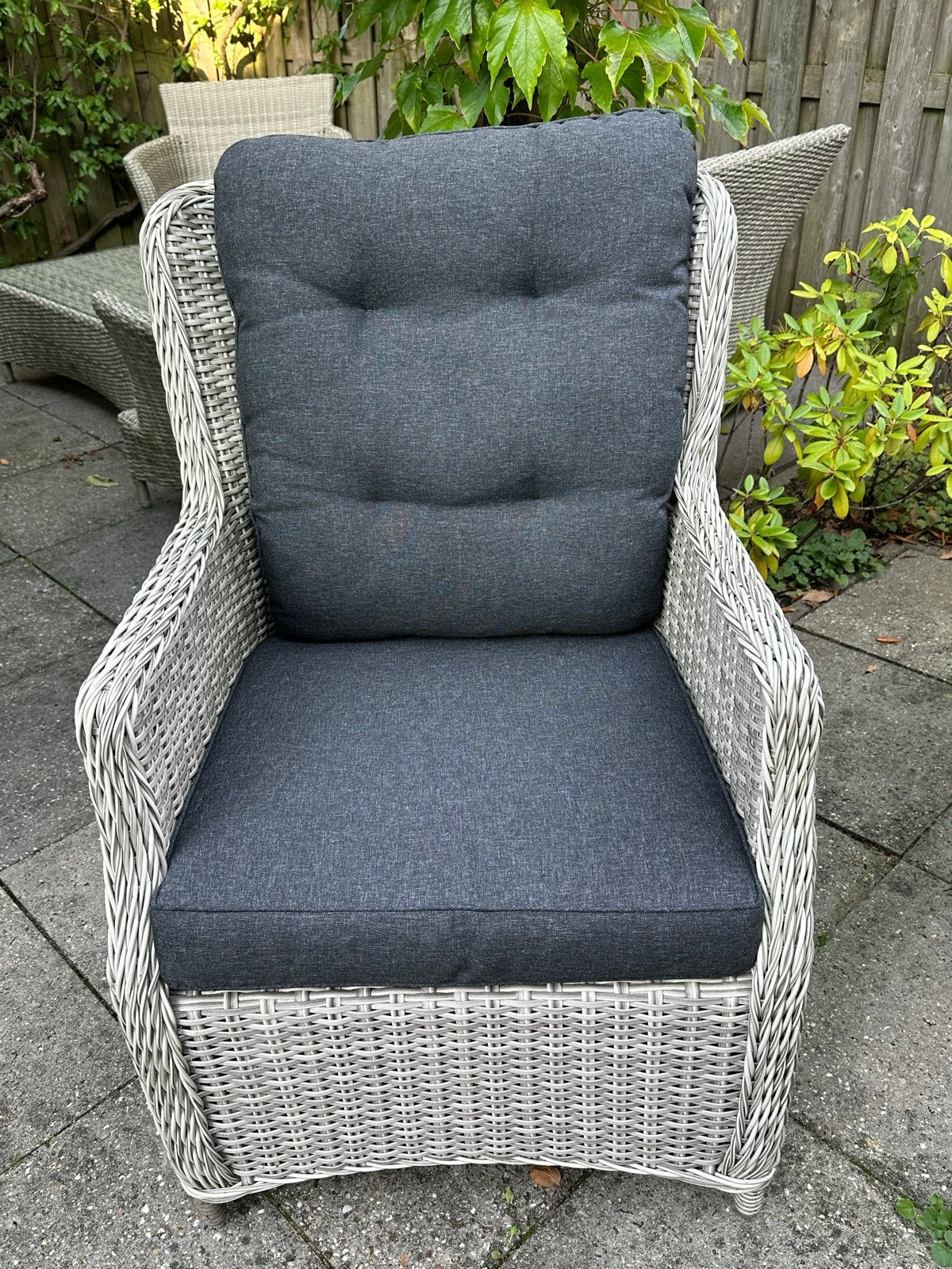 Foto 3 van Luxe Wicker Tuintafel met 6 Stoelen - Zo goed als nieuw
