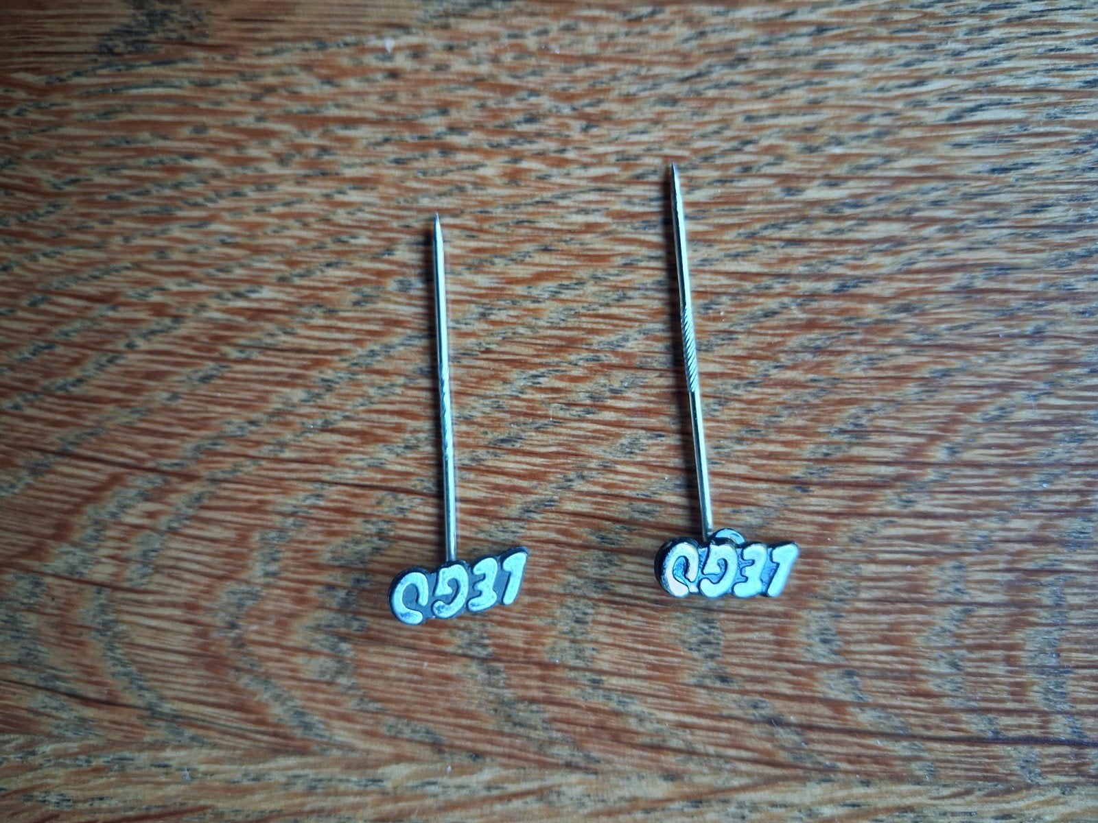 Vintage LEGO Speldjes (2 stuks) speld 2x, Verzamelen, Speldjes, Pins en Buttons, Ophalen of Verzenden, Gebruikt, Overige onderwerpen