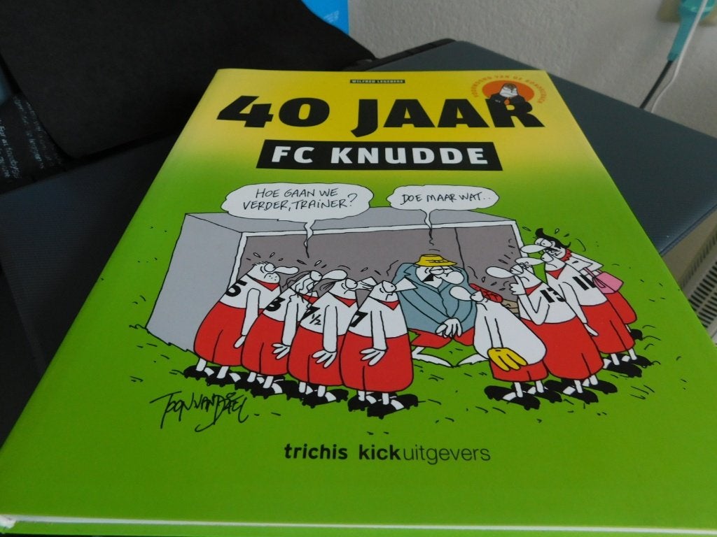40 jaar FC Knudde plus 3 extra stripboeken, Meerdere stripboeken, Ophalen of Verzenden, Zo goed als nieuw, Toon van Driel