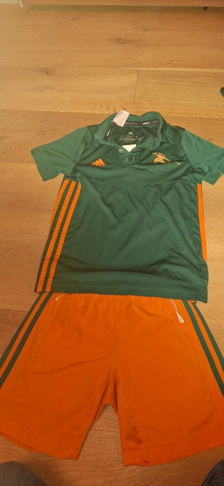 Adidas maat 140 sportset groen/oranje - shirt en korte broek, Ophalen, Zo goed als nieuw, Adidas, Jongen of Meisje