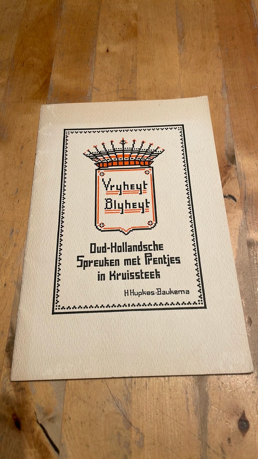 Vintage borduurboekje (kruissteek) Vryheyt Blyheyt, Hobby en Vrije tijd, Ophalen of Verzenden, Gebruikt, Patroon
