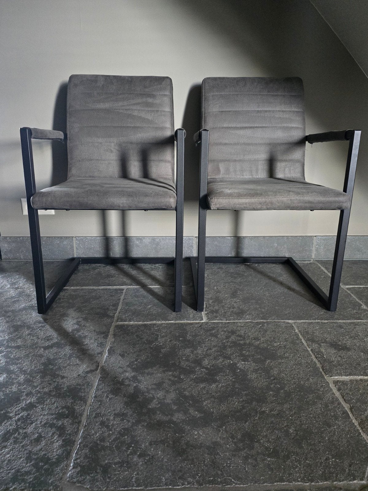 2 stoelen met sledeonderstel. antraciet met zwart, Huis en Inrichting, Ophalen, Twee, Zo goed als nieuw, Grijs