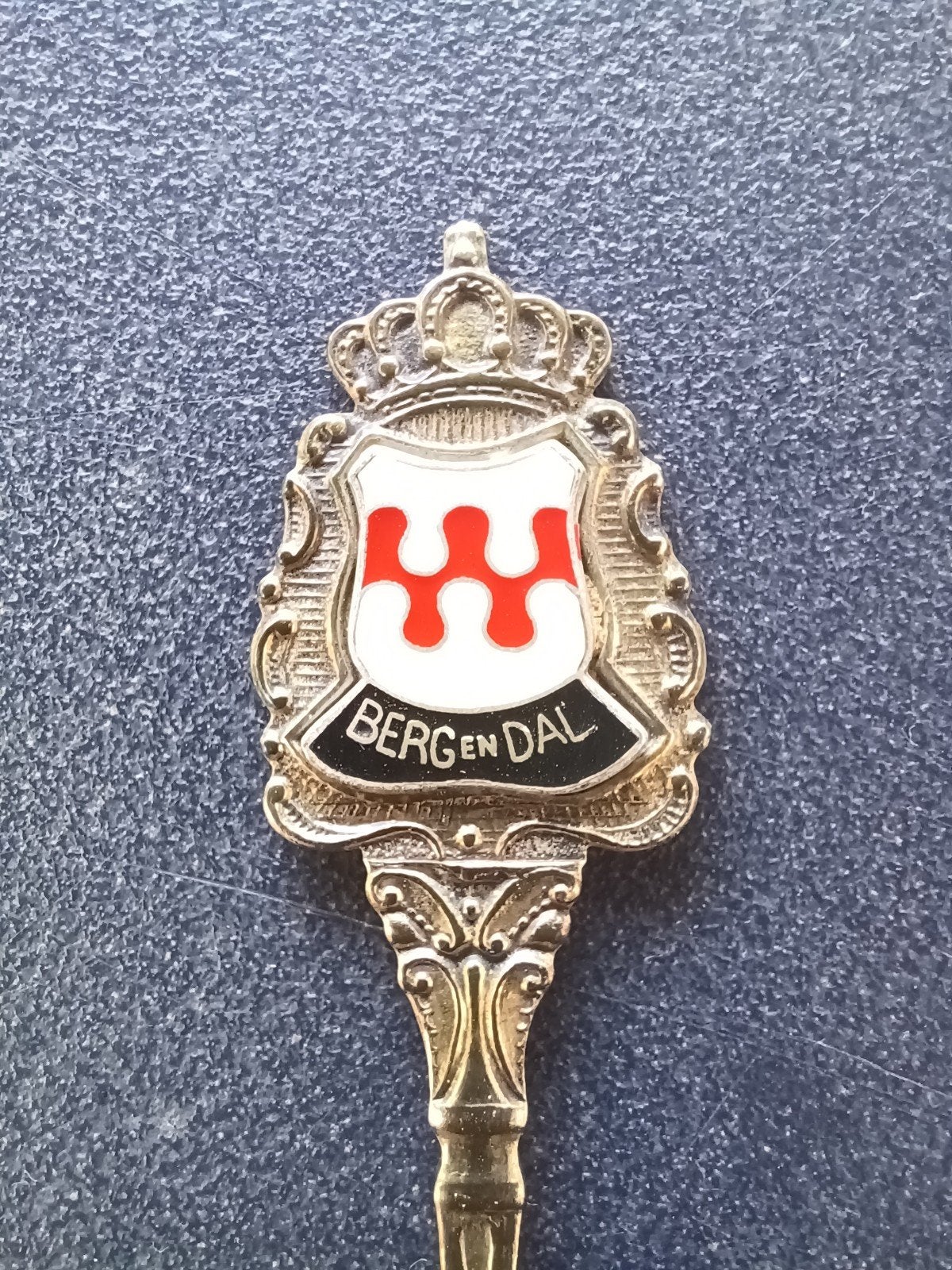 Theelepeltje Berg en Dal (wapenschild, emaille), Antiek en Kunst, Antiek | Bestek, Ophalen of Verzenden