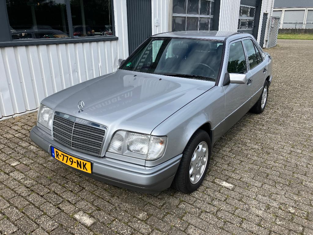 Mercedes-Benz E220 1995 (W124), Auto's, Mercedes-Benz, Zwart, 150 pk, 75 €/maand, Handgeschakeld