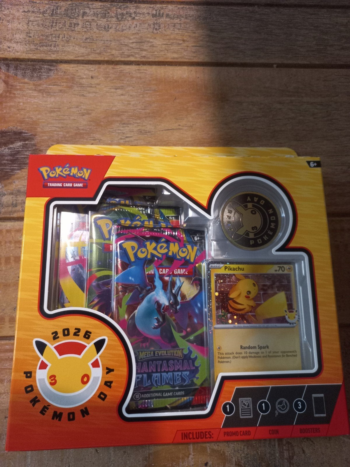Pikachu pokemon day 2026 box, Ophalen of Verzenden, Nieuw, Boosterbox, Foil