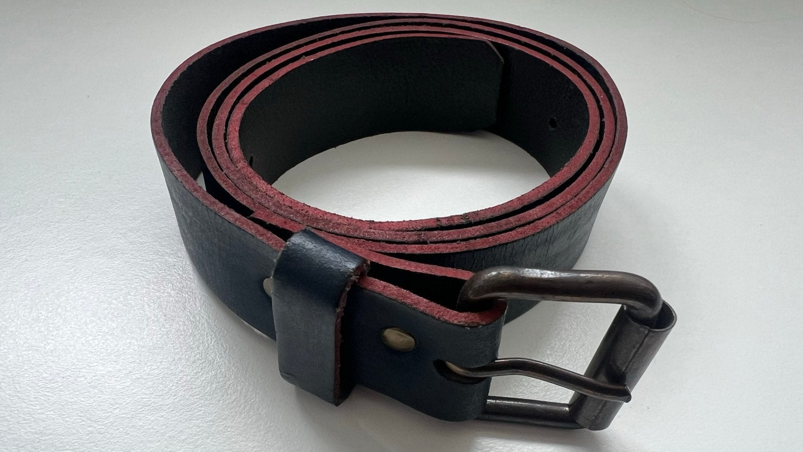 Donkerblauwe leren riem met metalen gesp. 117cm, Ophalen of Verzenden, Gedragen, Overige kleuren, Echt leder