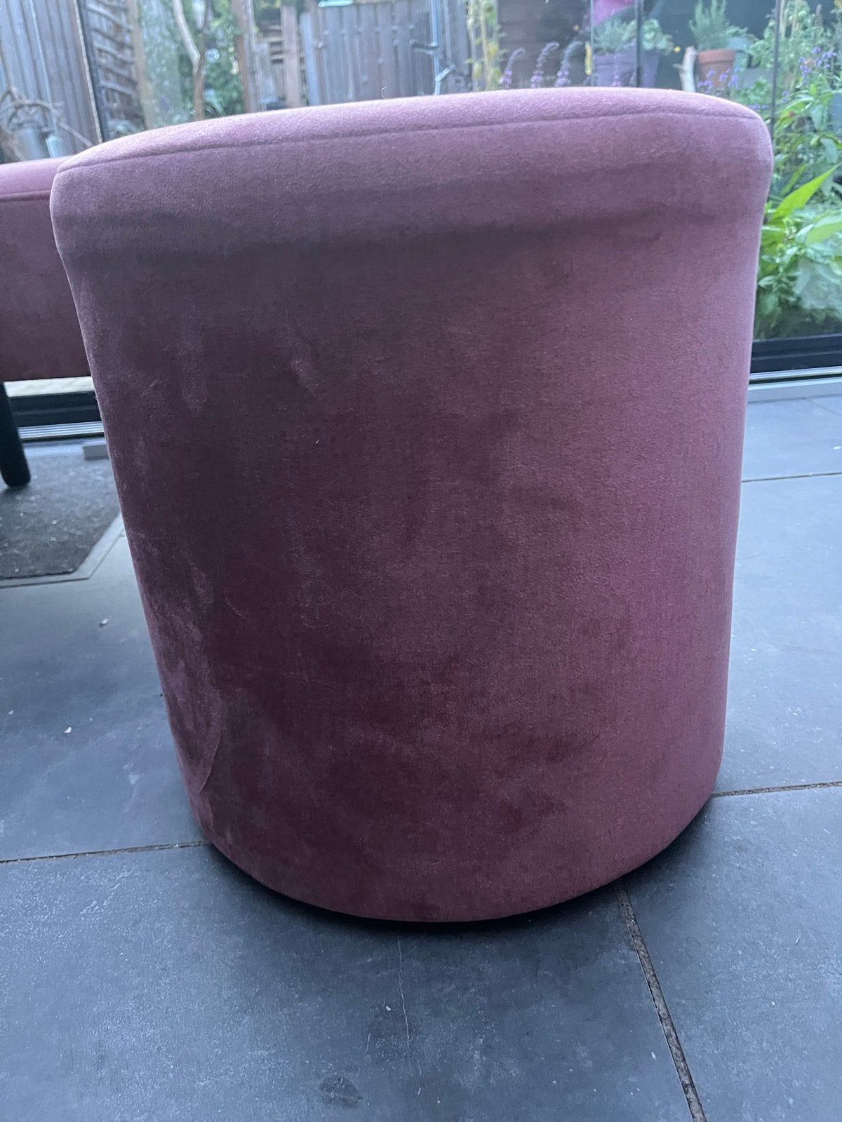 Roze fluwelen stoel met poef, zithoogte 42 cm, Ophalen, Gebruikt, Overige kleuren, Eén