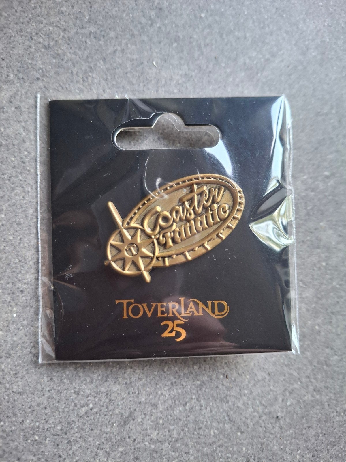 Coaster Fanatic Toverland 25 jaar speldje - Exclusief, Verzamelen, Speldjes, Pins en Buttons, Ophalen of Verzenden