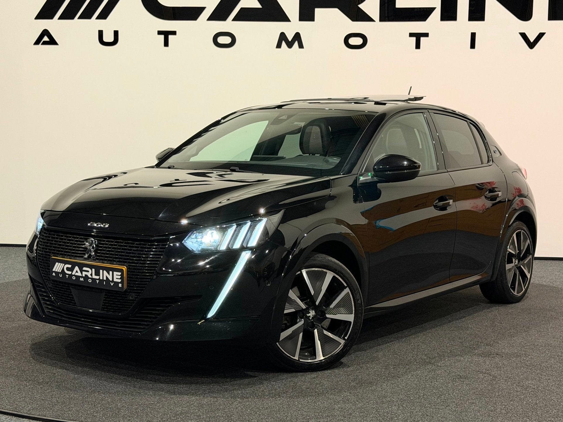 Peugeot E-208 EV GT 350 50 kWh SCHUIFDAK AIRCO NAVI STOELVER, Auto's, Gebruikt, Zwart, Zwart, Origineel Nederlands