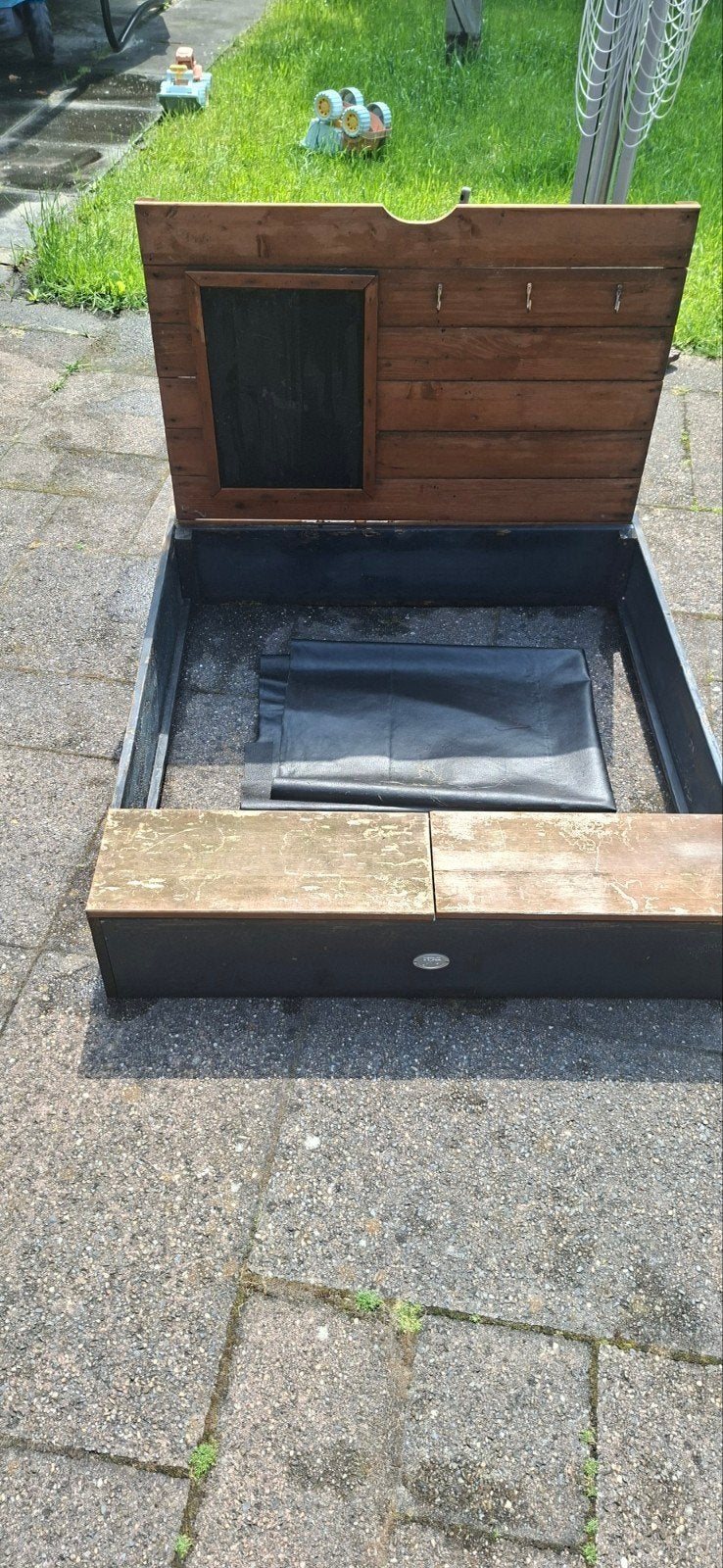 Houten zandbak met deksel, Ophalen