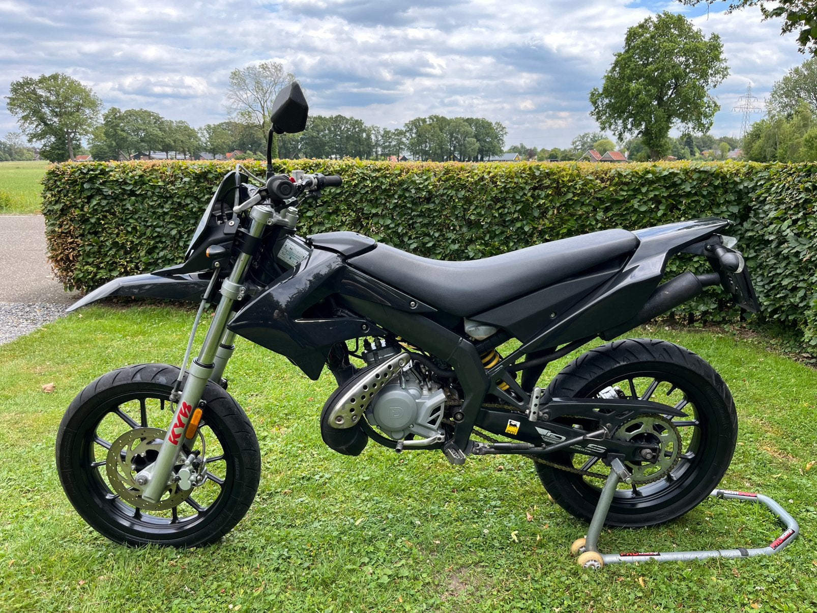 Derbi senda DRD xtreme 2016 schakelbrommer, Fietsen en Brommers, Ophalen, 6 versnellingen, Zo goed als nieuw, 50 cc