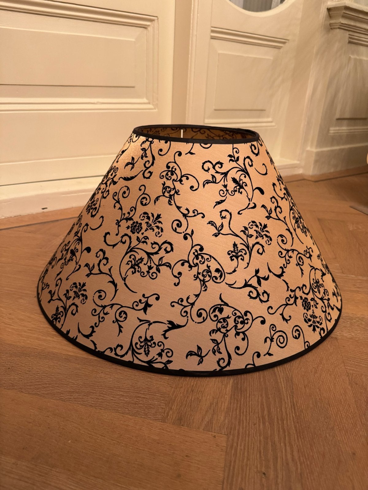 Stijlvolle goud beige Lampenkap met Zwart Barok Patroon, 25 tot 50 cm, Beige, Rond, Ophalen of Verzenden