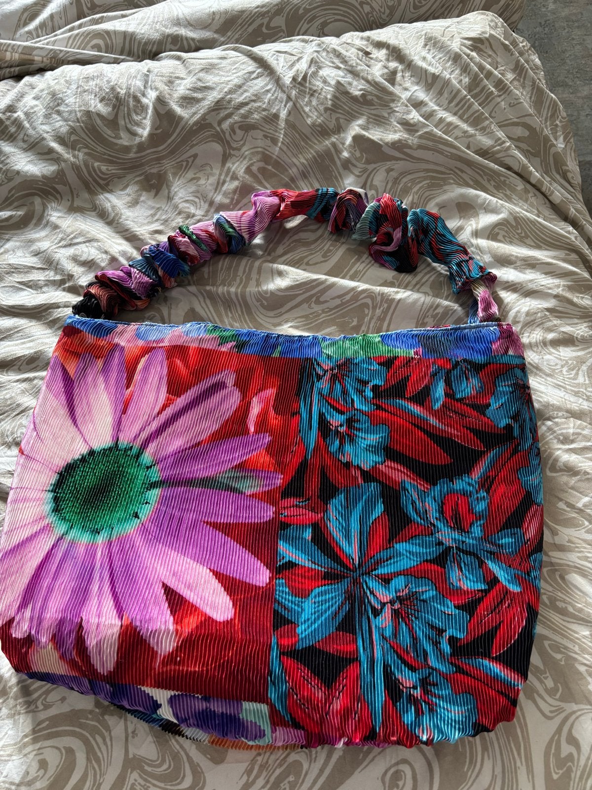 Kleurrijke geplooide schoudertas met bloemenprint Desigual, Ophalen of Verzenden, Zo goed als nieuw, Overige kleuren, Schoudertasje